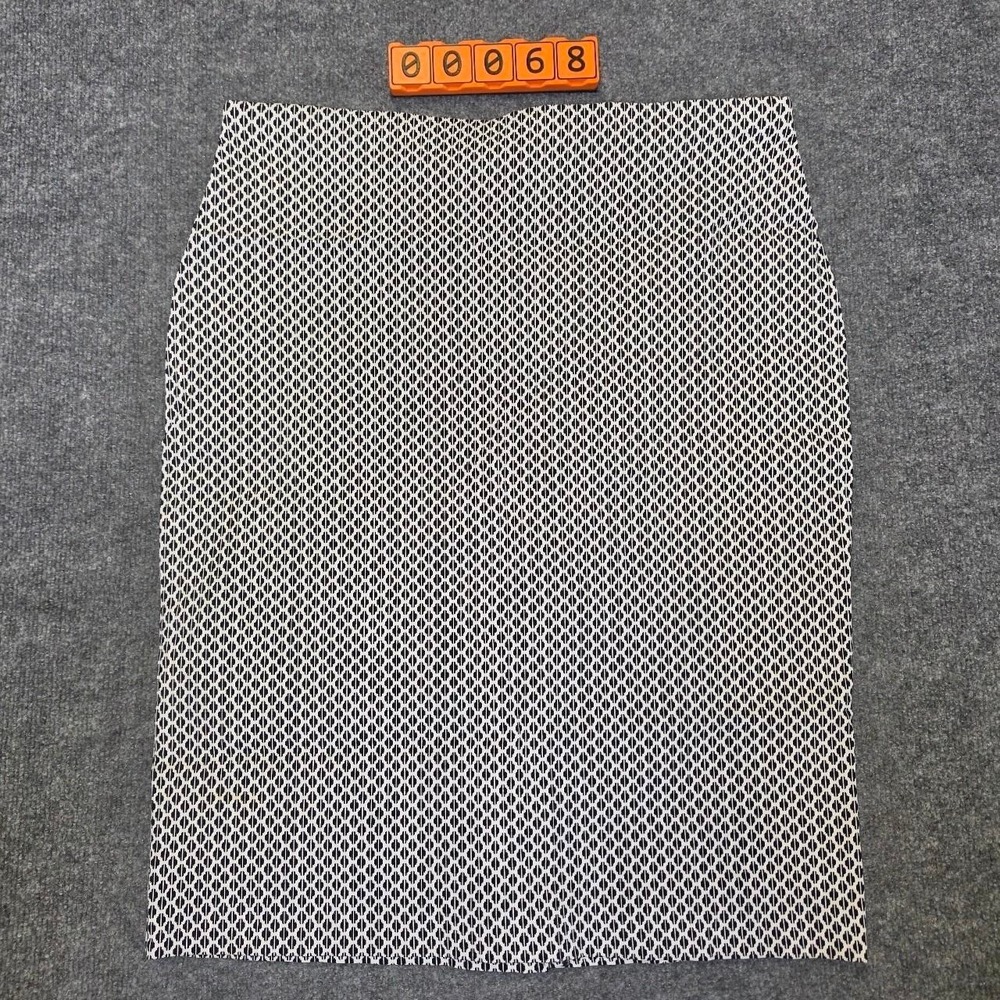 89th & Madison white & black geometric mesh pencil skirt. size L.